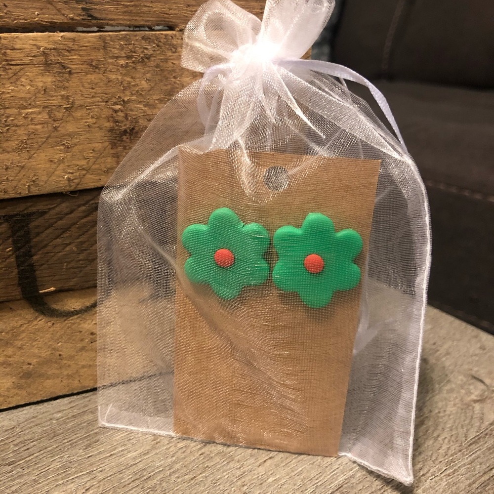 Complimentary color daisy earrings!